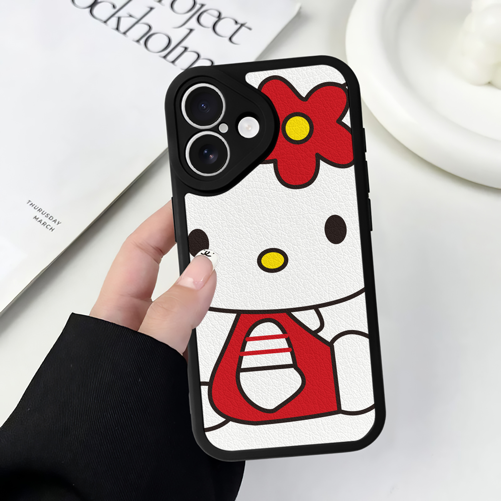 （画像用） Hello Kitty ハローキティ 【iPhone 16シリーズ対応】シリコンスマホケース（レザー調） 材質：シリコン